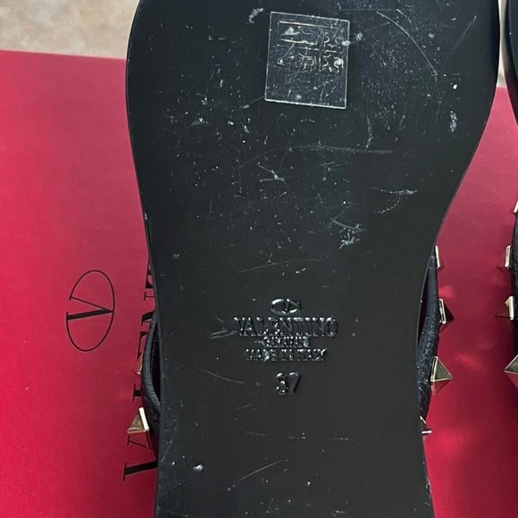 Valentino Garavani Rockstud Leather Flip Flops - Picture 9 of 10